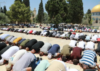 آلاف الفلسطينيين يؤدون صلاة الجمعة في المسجد الأقصى