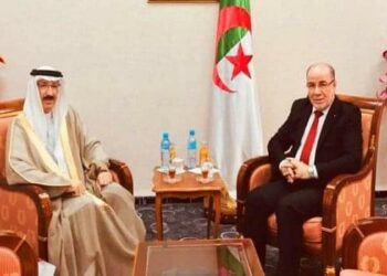 الوزير بلمهدي يتحادث مع السفير البحريني