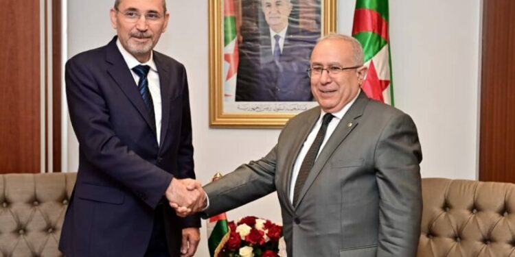 مباحثات بين لعمامرة ونائب رئيس الوزراء ووزير خارجية الأردن