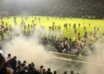 مصرع 127 شخصا في أعمال عنف بعد مباراة كرة قدم بأندونيسيا