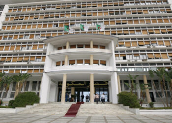 تنصيب اللجنة المكلفة بمراجعة قانوني البلدية والولاية
