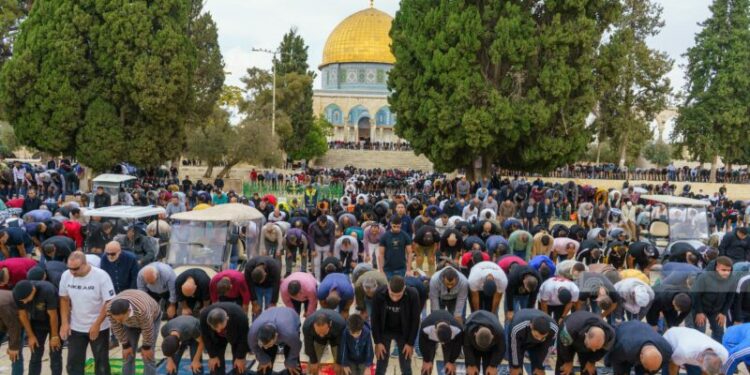 آلاف الفلسطينيين يؤدون صلاة الجمعة بالمسجد الأقصى