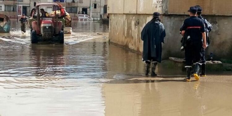 أمطار ورياح.. ارتفاع منسوب المياه بأحياء عديدة في سكيكدة