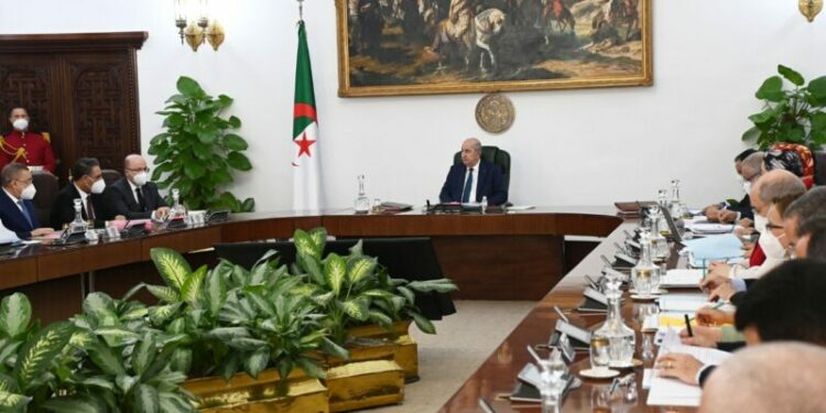 الرئيس تبون يأمر بإيجاد آليات أكثر مرونة لاسترجاع الأموال المنهوبة
