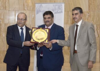 “الشعب” تكرم الشعب الفلسطيني الشقيق بدرع الفخر والإعتزاز