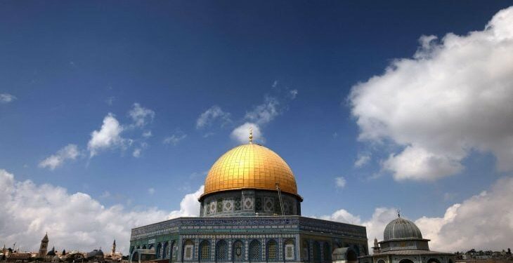 مستوطنون يجددون اقتحامهم لباحات المسجد الأقصى المبارك