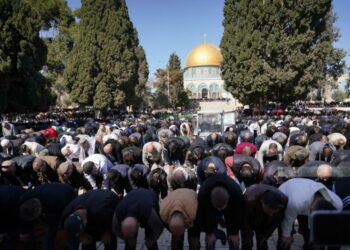 آلاف الفلسطينيين يؤدون صلاة الجمعة بالمسجد الأقصى