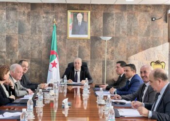 تعليمات زغدار بشأن تشغيل مؤسستي أنابيب الغاز والزجاج بتبسة
