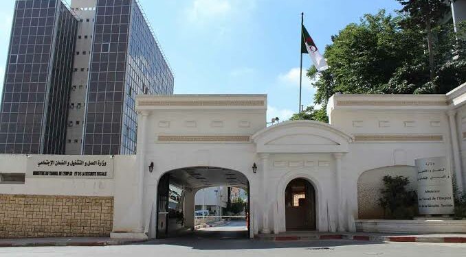 موعد صب منحة البطالة بقيمتها الجديدة
