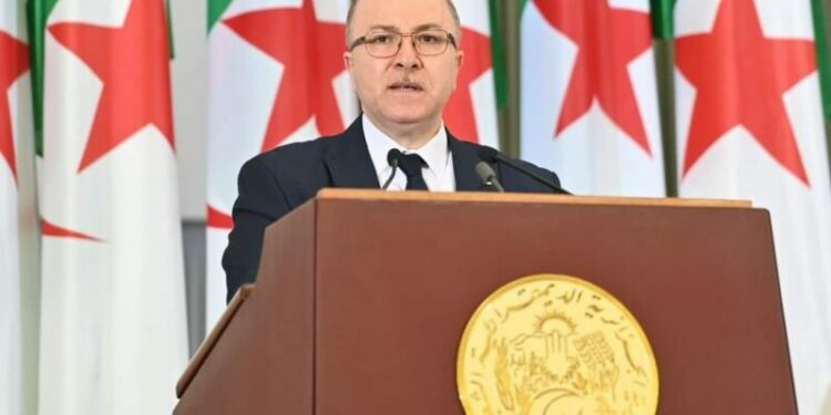 الوزير الأول يدعو إلى مراجعة قانون الجمارك