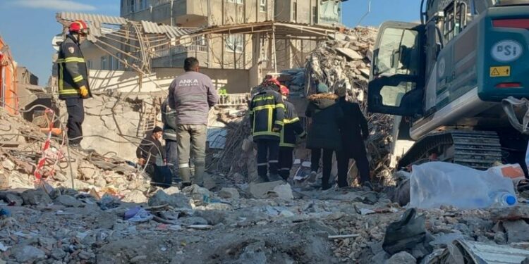 محافظ حلب يثني على فريق الحماية المدنية الجزائرية