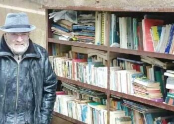 موسى حمشاوي.. أقدم بائع كتب على الرصيف بوهران