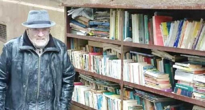 موسى حمشاوي.. أقدم بائع كتب على الرصيف بوهران