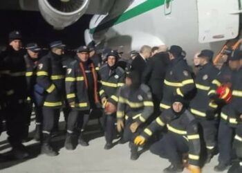 طائرة فريق الحماية المدنية تقلع من مطار تركيا