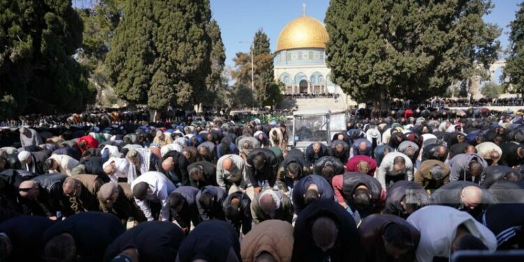 80 ألف فلسطيني يؤدون صلاة الجمعة في المسجد الأقصى