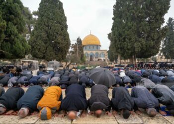 آلاف الفلسطينيين يؤدون صلاة الجمعة في المسجد الأقصى