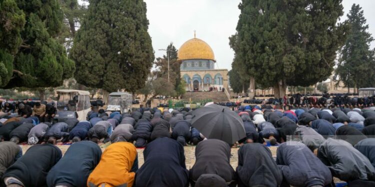 آلاف الفلسطينيين يؤدون صلاة الجمعة في المسجد الأقصى