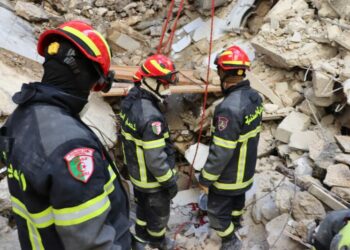 فرق الإنقاذ الجزائرية الأولى في عمليات البحث