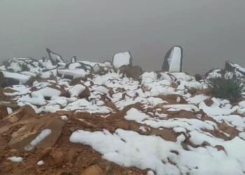 ثلوج بمرتفعات جبل مكثر بعين الصفراء 