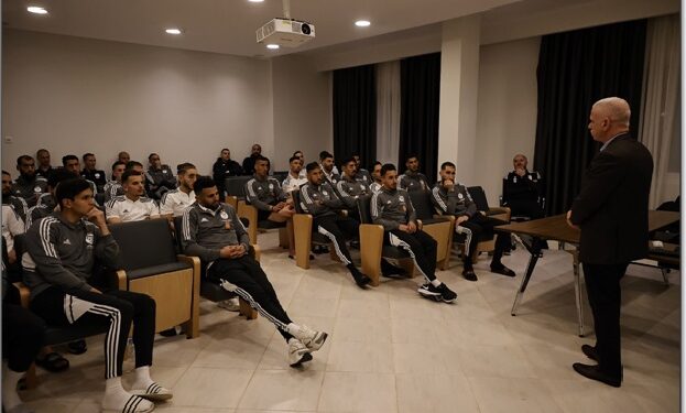 زفيزف يجتمع بطاقم ولاعبي المنتخب الوطني