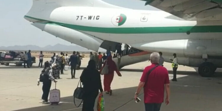 إجلاء مواطنين جزائريين من السودان نحو الجزائر