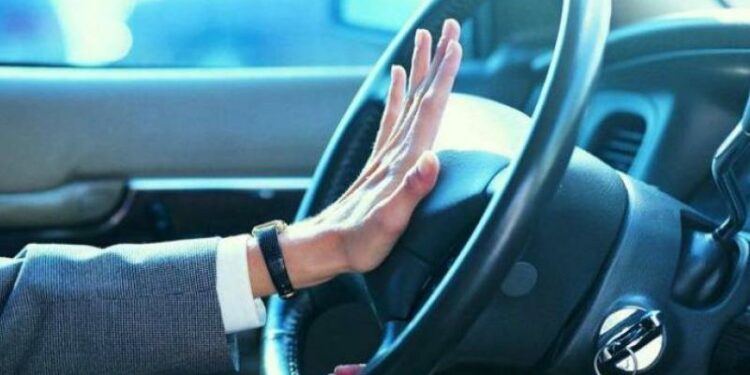 استعمال منبه السيارة دون ضرورة مخالفة.. هذه عقوبتها