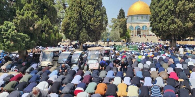 130 ألف فلسطيني يؤدون صلاة الجمعة بالمسجد الأقصى