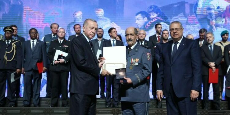 أردوغان يكرم الحماية المدنية الجزائرية