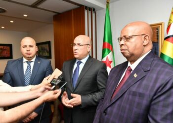 بحث سبل توسيع التعاون التجاري مع زيمبابوي