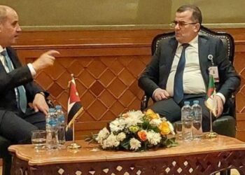 بن طالب يتحادث بالقاهرة مع نظيريه الأردني والليبي