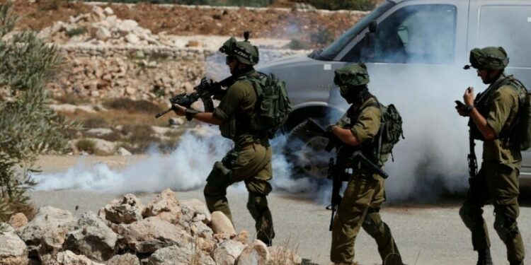 إصابة فلسطينيين برصاص قوات الاحتلال شمال الخليل