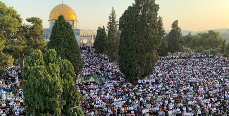 عشرات الٱلاف يؤدون الجمعة في المسجد الأقصى