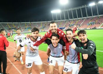 احتفال رفقاء بلعيد مع جمهور الاتحاد بالتأهل لنصف نهائي “الكاف”