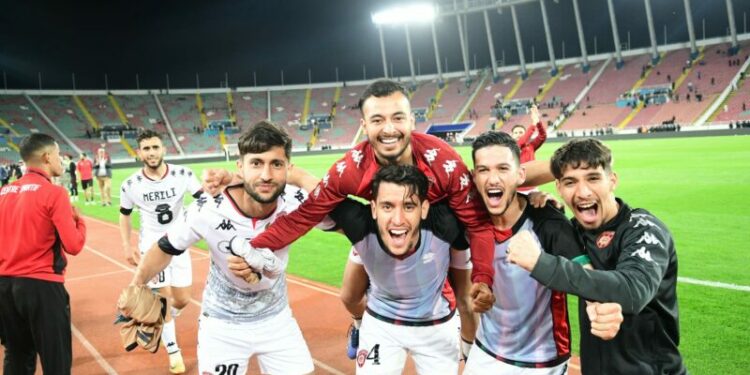 احتفال رفقاء بلعيد مع جمهور الاتحاد بالتأهل لنصف نهائي “الكاف”