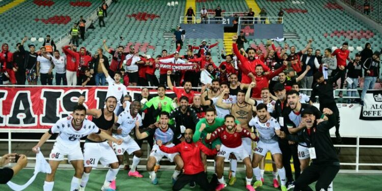 احتفال رفقاء بلعيد مع جمهور الاتحاد بالتأهل لنصف نهائي “الكاف”