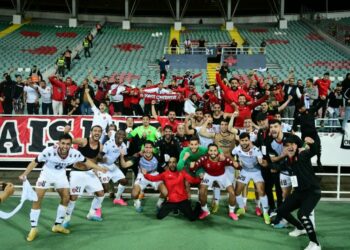احتفال رفقاء بلعيد مع جمهور الاتحاد بالتأهل لنصف نهائي “الكاف”