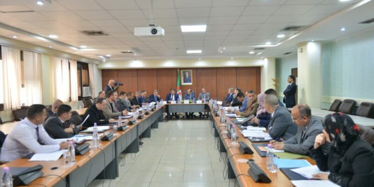 الاستماع إلى رؤساء المجموعات البرلمانية حول المشروع التمهيدي للنظام الداخلي للمجلس