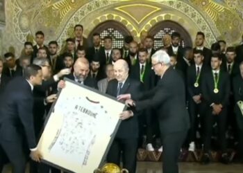 فريق إتحاد الجزائر يُكرّم رئيس الجمهورية