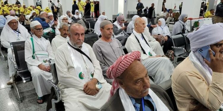أول فوج من الحجاج يغادر الجزائر نحو البقاع المقدسة