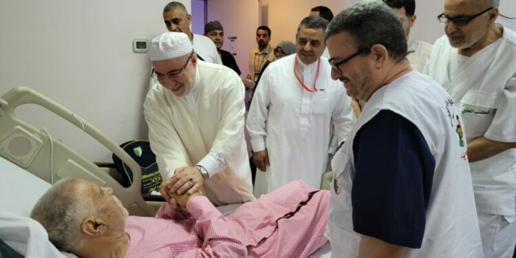 بلمهدي يزور مرضى جزائريين بمستشفيات مكة