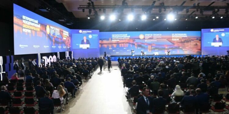 استعراض فرص الاستثمار التي يوفرها الاقتصاد الجزائري بمنتدى سان بطرسبورغ
