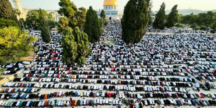 100 ألف فلسطيني يؤدون صلاة العيد في المسجد الأقصى