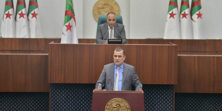 وزير العمل يعرض مشروع قانون التقاعد