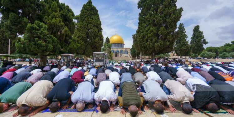 آلاف الفلسطينيين يؤدون صلاة الجمعة في المسجد الأقصى