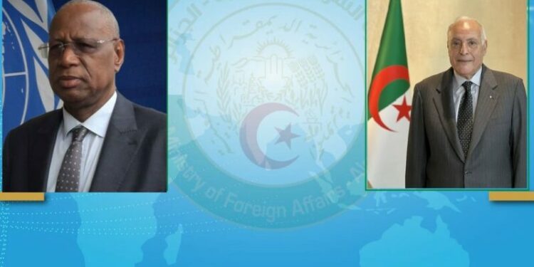 عطاف يتلقى اتصالا من رئيس البعثة الأممية للدعم في ليبيا
