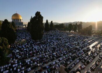 50 ألف فلسطيني يؤدون صلاة الجمعة في المسجد الأقصى