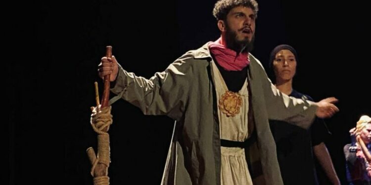 “ناكر لحسان” تنافس على جوائز مهرجان مسرح الهواة بمستغانم