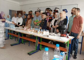 تكريم طلبة إعلام متفوقين في جامعة سعيدة