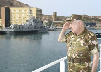 الفريق أول السعيد شنڨريحة يشرف على تنفيذ تمرين تكتيكي بحري بوهران