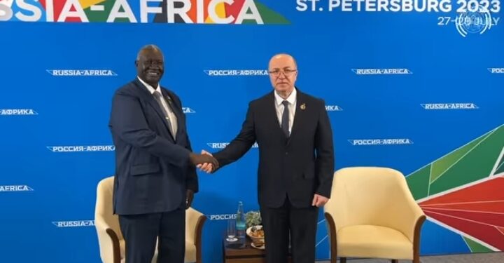 الوزير الأول يتحادث مع نائب رئيس مجلس السيادة السوداني